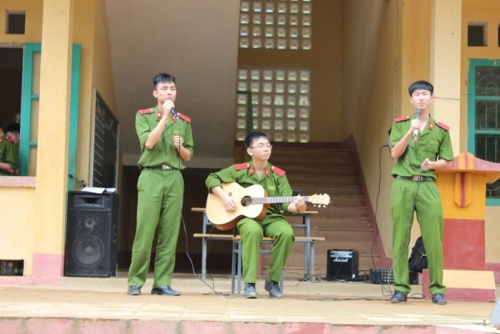 Các học viên cảnh sát tài năng có dịp trổ tài ca hát trước hàng trăm em học sinh